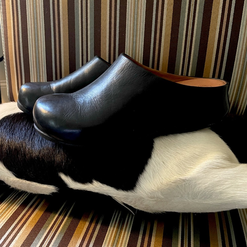 EUC Fitflop shuv clogs Black leather clogs size 7